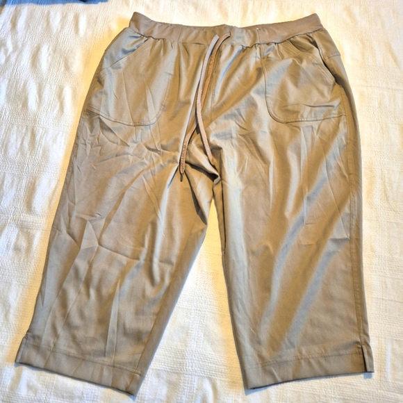 St. John's Bay Women's size 1X light weight capri pants, light tan shade, EUC - Picture 2 of 7